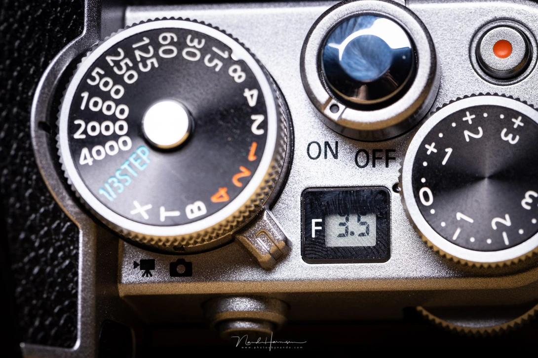 The aperture can be read from the small LCD screen. But it's not easy.