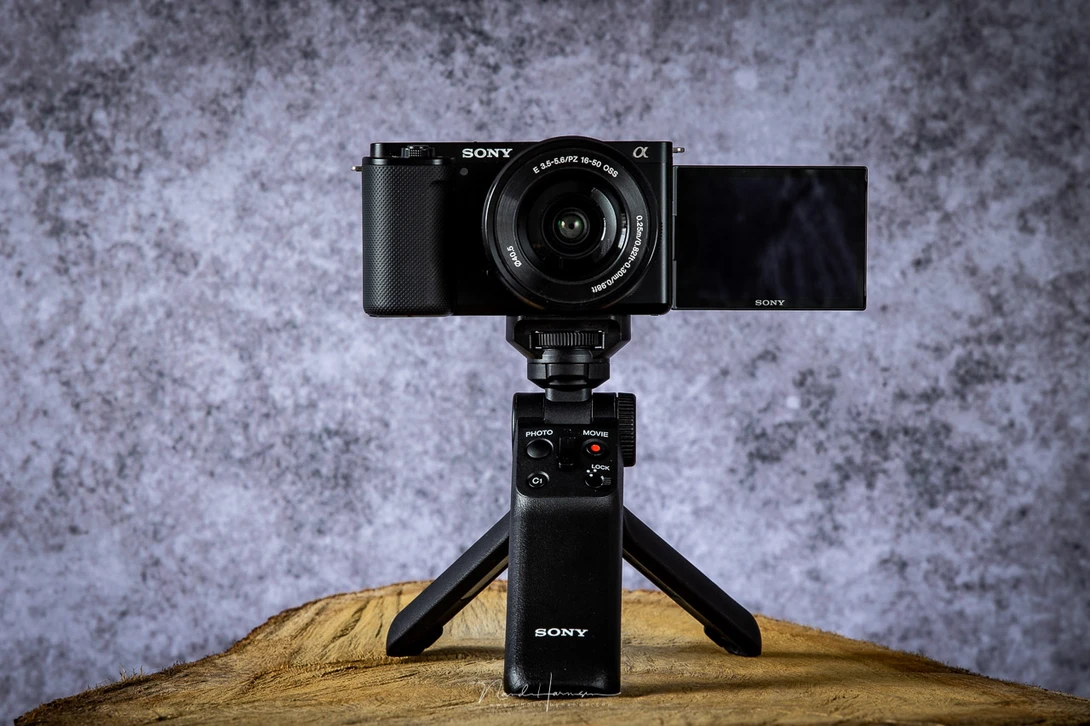 This is how you would use the camera when vlogging.&nbsp;