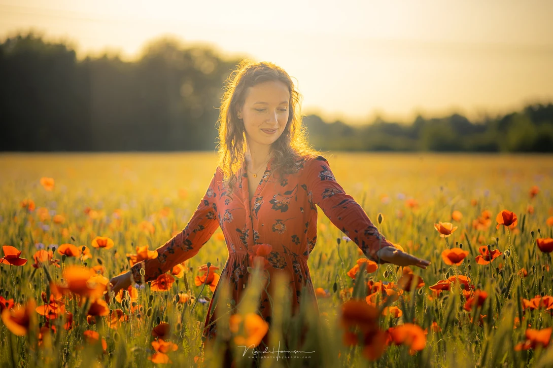 Sanne in the meadow at sunset (EOS R5, EF 85mm, ISO 100, f/1.8, 1/5000 s, Haida Mist Black 1/4 filter)