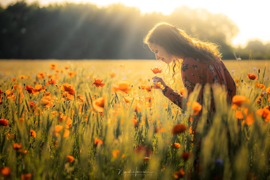 Sanne in the meadow at sunset (EOS R5, EF 85mm, ISO 100, f/2.5, 1/2000 s, Haida Mist Black 1/4 filter)