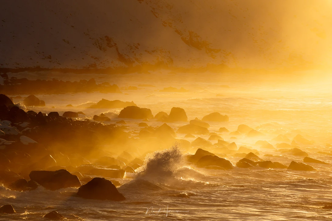 The spray of water and the waves crushing onto the rocks are best captured with a short exposure time. This is 1/400 s