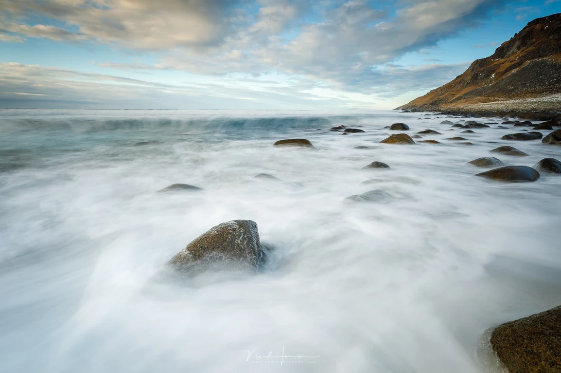 Between incoming water and outgoing water, there is a moment where the water is at rest. This image has a 2.5 s exposure time