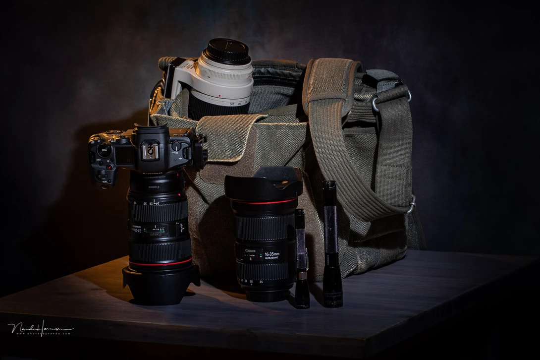 One camera, two extra lenses. Although it may seem heavy, when using the camera the bag isn't that heavy anymore.&nbsp;