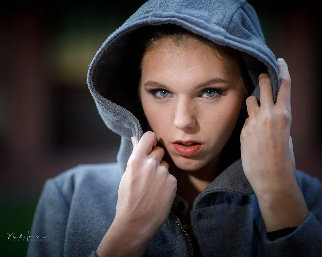 A portrait with a small depth of field (85mm and f/1.4). The lens shows a nice and smooth background. In other words, this lens has a great looking bokeh.