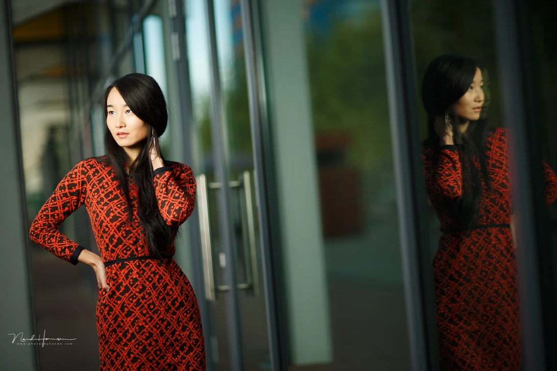 By using a small depth of field, the image can get a nice 3D effect. I used a Canon EF 85mm lens and f/1.2 for this image. The out of focus area has a nice and smooth appearance with this lens.