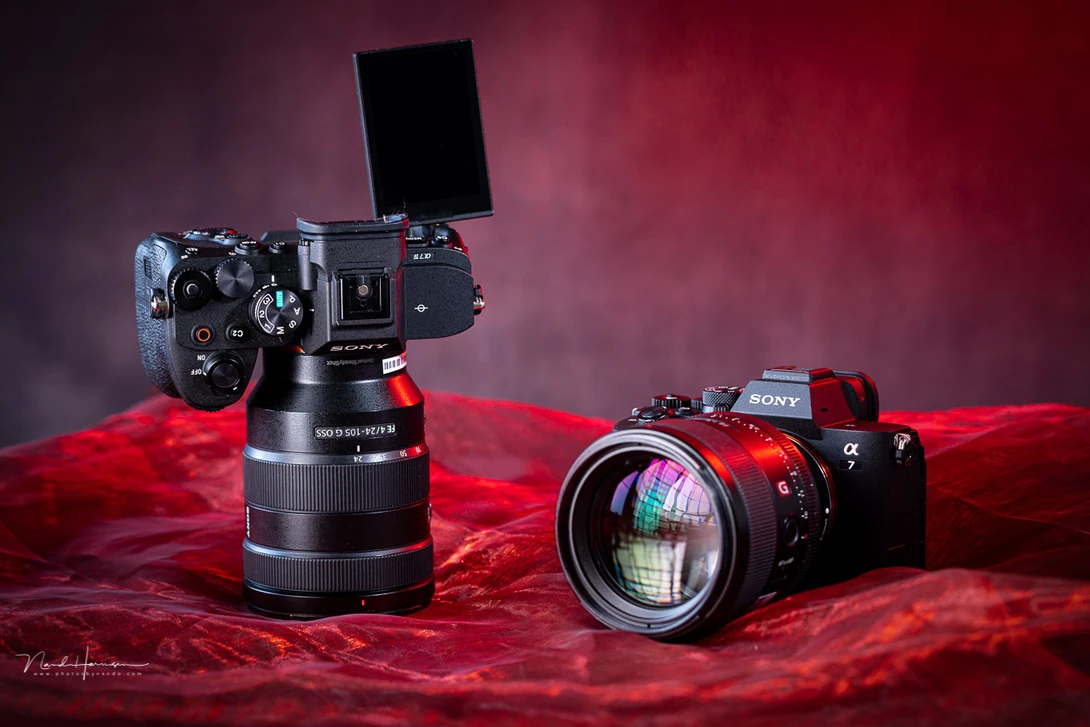 The Soy A7 IV has a fully articulated screen that measures 3 inch, but has only 1.04 million pixels.