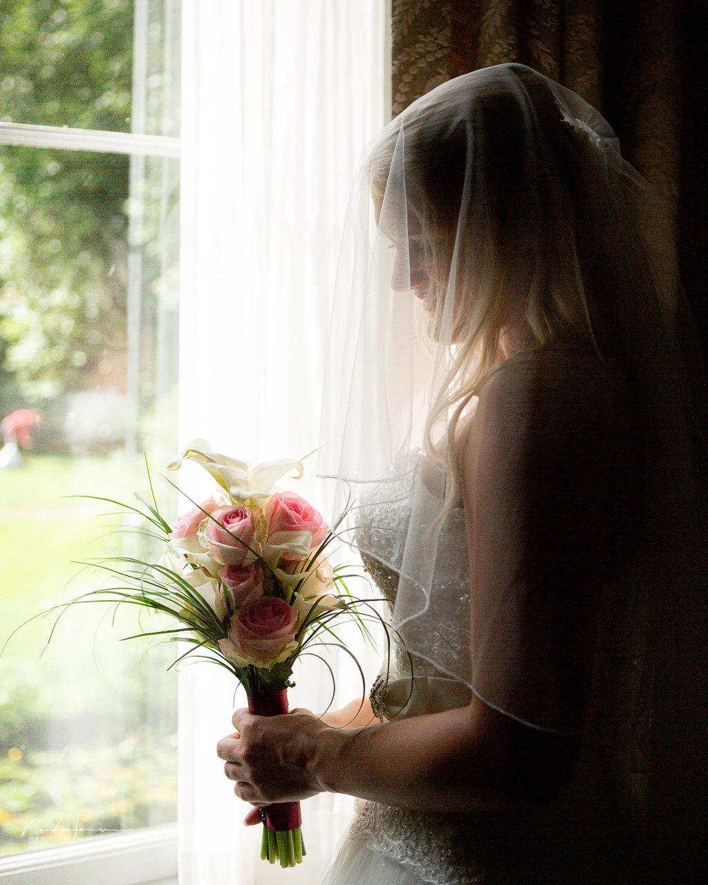 Using the daylight pooring through the window offers wonderful photo possibilities. If you can place your subject at will, the directional light is great to work with.