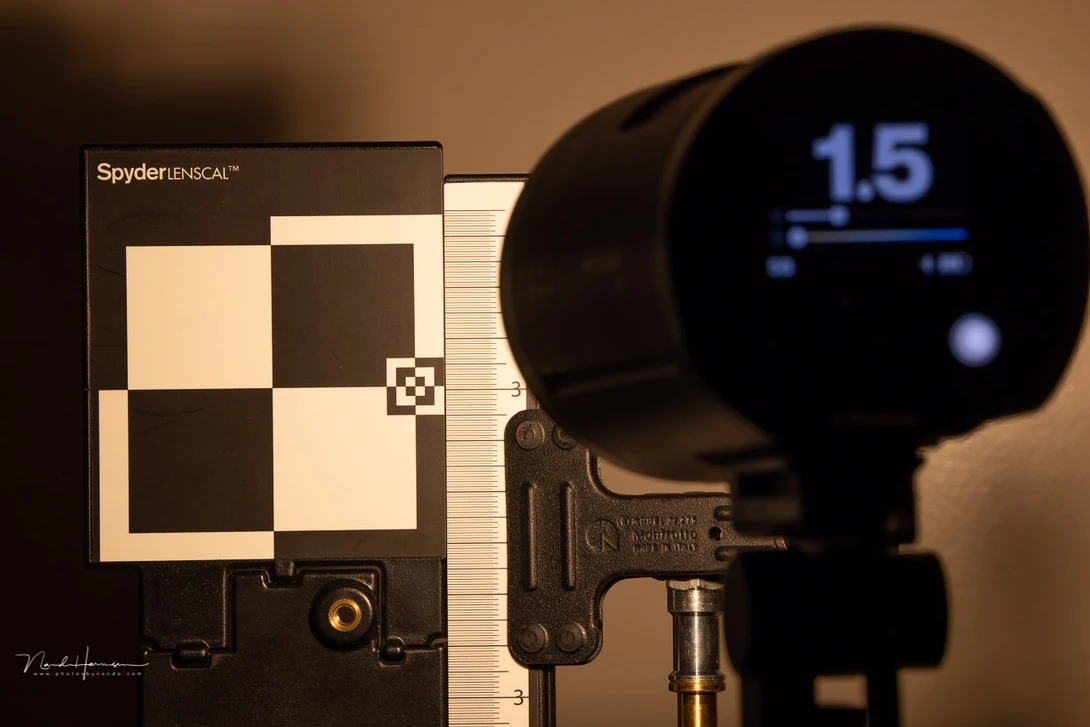 The setup with the Profoto B10 flash I used for this experiment. Unfortunately the flash model light couldn't&nbsp;be set higher than&nbsp;approx 6000 K.