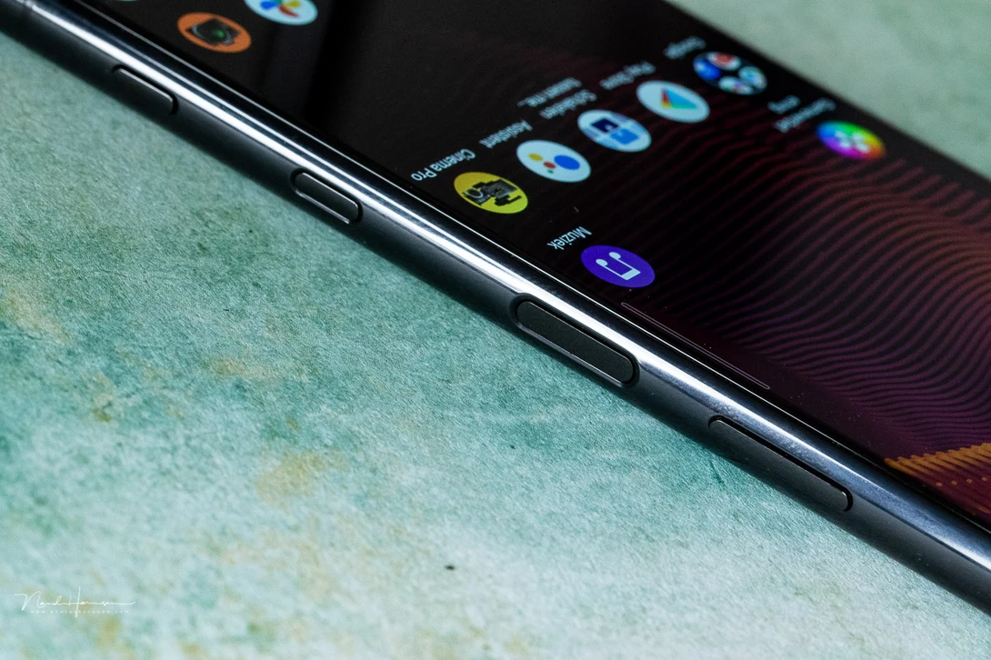 The physical buttons are all located at the right side of the smartphone. Sony has placed the power button with fingerprint scanner at the wrong location. I think.