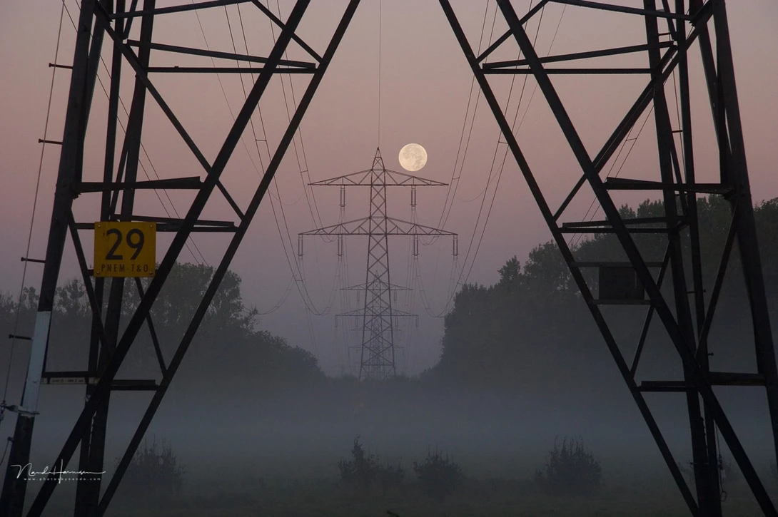 These power lines are dominating the Dutch landscapes. In this shot I just decided to use the constructions to my own benefit, but it isn't the landscape I prefer.