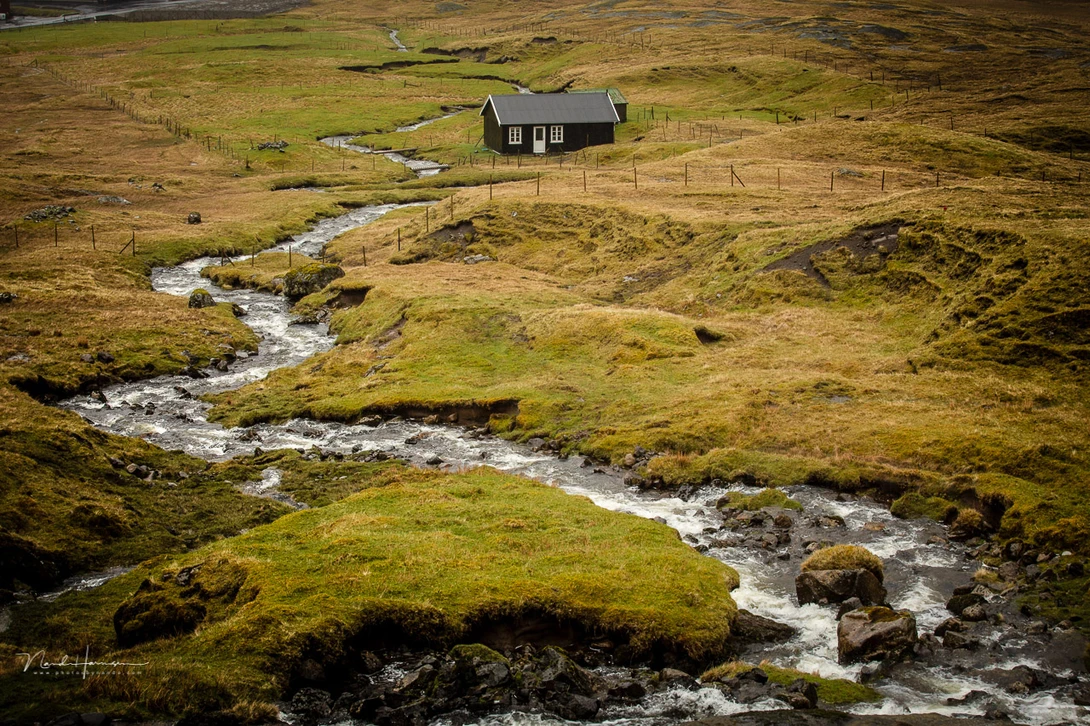 This cabin gives a dimension to the frame. It gives a perspective, but it also offers the image a subject.