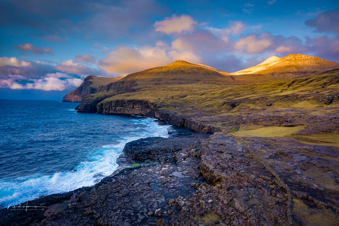 A landscape without dimensions. Is it small, is it vast? You can't tell unless you find the other photographers in the frame. Can you find them? Only then you get an idea about the sheer&nbsp;size of the landscape.