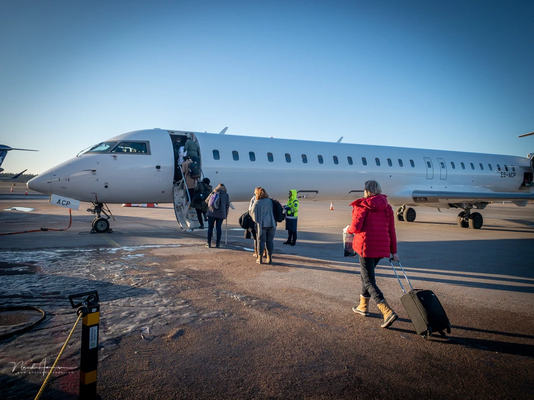 Although my camera bag as shown in this article offered no problem during this flight back from Lofoten, a small bag is always more convenient.&nbsp;