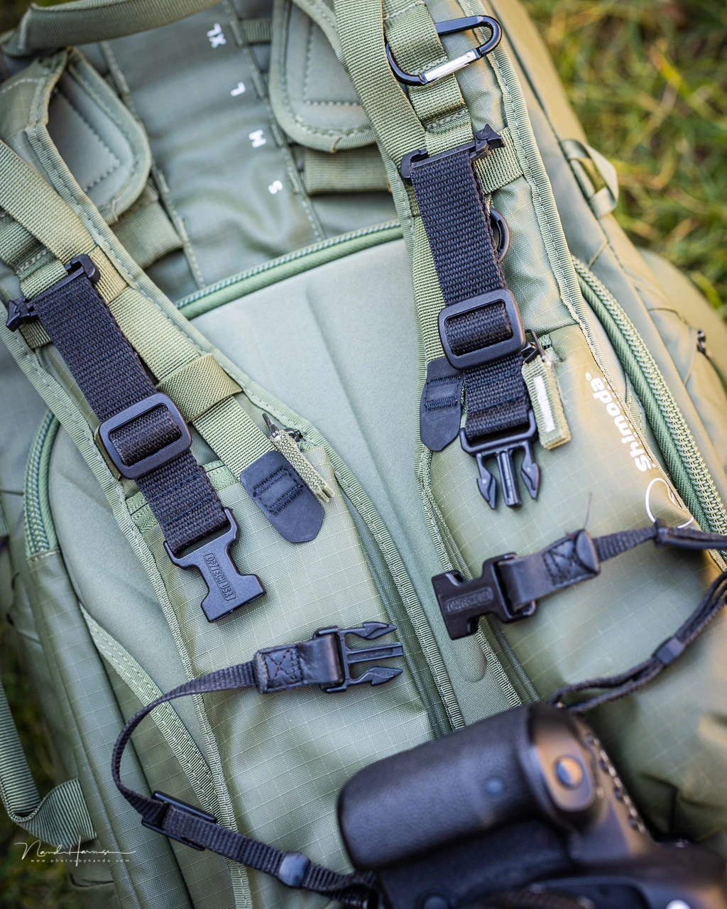 Open the parts I used as a hand strap, and connect it to the parts attached to the backpack and you're done.&nbsp; Removing is just as easy.