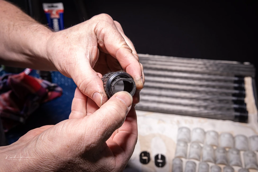 It might be a bit difficult to place the guidance ring into the smallest twist-locks. Just take your time