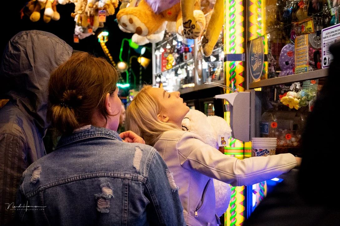 A lot of things are happening at a fairground. Just keep an eye out and find the moments that are worth capturing.