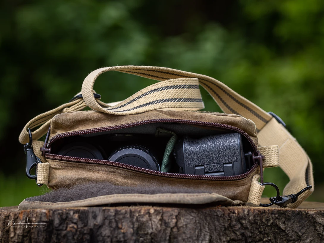I took a backpack with me, but I should have chosen for a simple shoulderbag. The camera and three lenses fit inside this small bag. It makes changing lenses much easier and quicker.