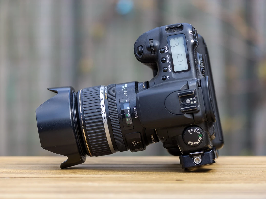 Although the petal shape lens hoods provide a nice shielding from light, it can get stuck on dividers when placing the lens inside a camera bag.