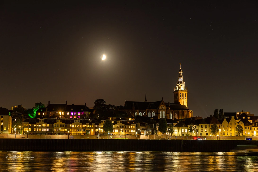 The amount of light from a city skyline at night, as seen from a distance, will be somewhere in the range of +1 EV