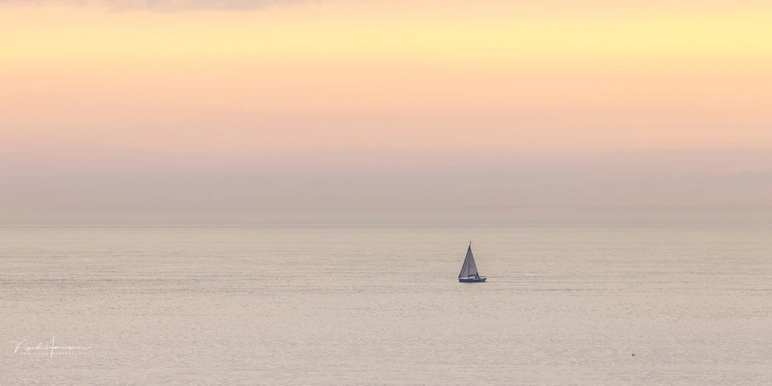 There is not much contrast in this seascape. But fortunately the sailboat made it possible to get a focus lock.
