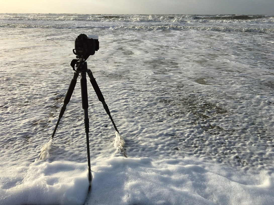 The proper way of placing your tripid, with one leg in the direction of the water movement. There is only one fault: I had to stand next to my tripod, in case a wave tips it over.