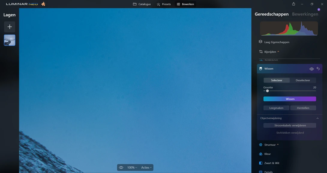 Not all sensor dust is completely removed. I have to confess, there was a lot of dust in this area.