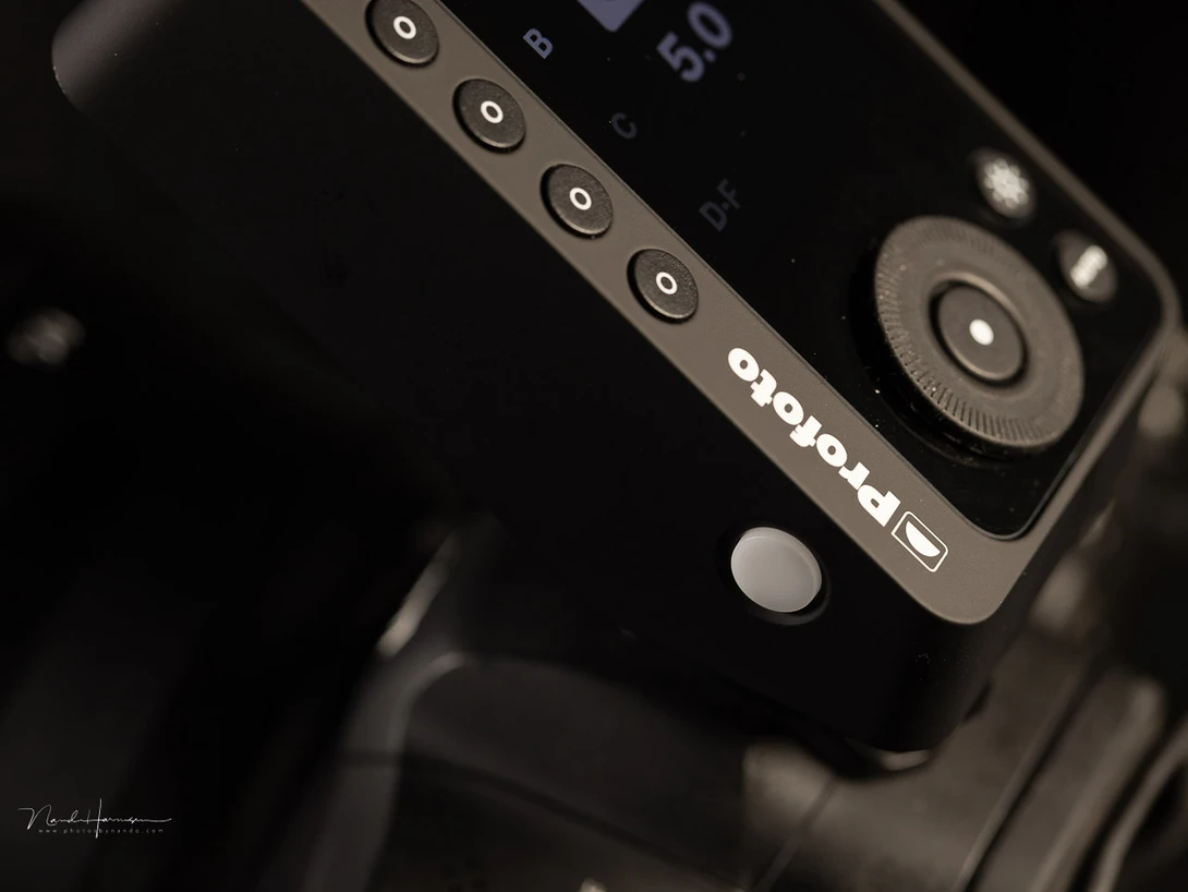 Well built buttons allow you to select a flash group, the white power button acts as a test button also.