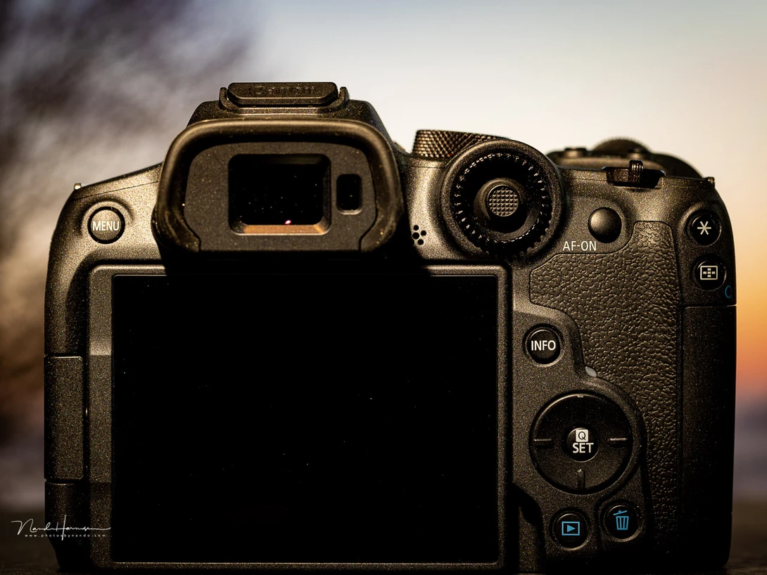 The combination of the scroll wheel and joystick on the back of the Canon EOS R7.&nbsp;