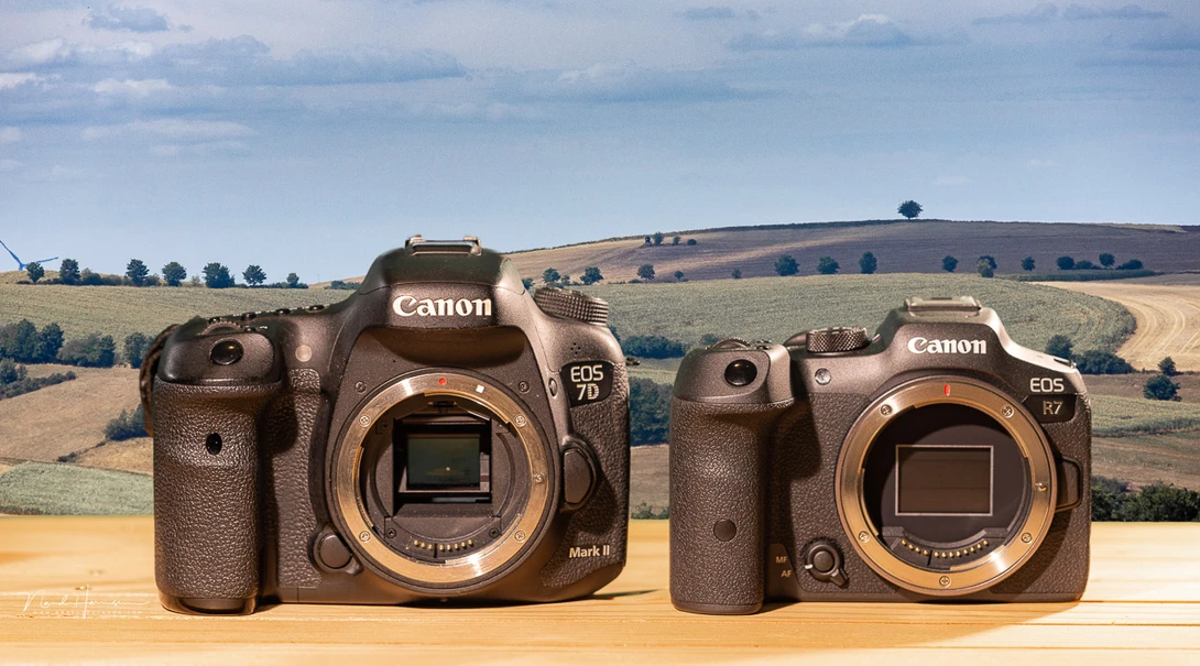 The Canon EOS R7 is a lot smaller and more light weighted compared to the Canon EOS 7D mark II.&nbsp;