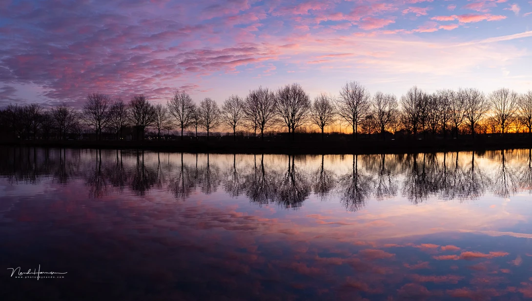 A lot of water, like this canal, can be used as a mirror. The reflection is easy to achieve.