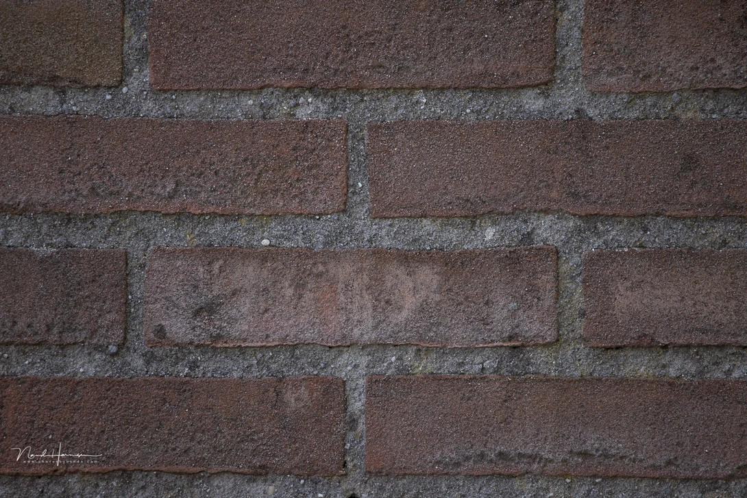 At 400mm focal length the pincushion effect is barely visible, just like vignetting. The lens correction is turned off for this example.