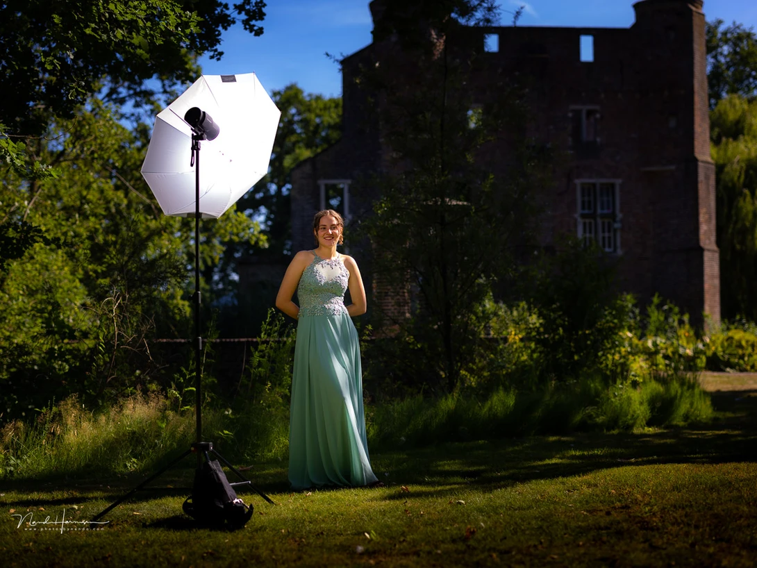 Strobist photography is taking the strobe light outside and combine the light with the ambient light. I love this kind of photography.
