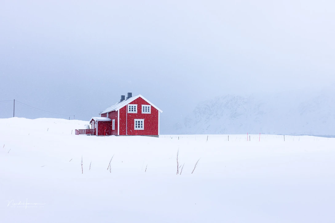 By adding a lot of negative space, this rorbu in Norway feels isolated and lonely.&nbsp;