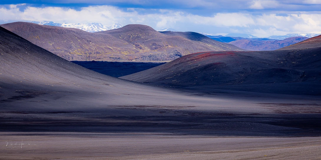 If the subject is at a large distance, everything in focus won't pose a problem with telephoto lenses. Place the focusing point on the horizon and you're okay.