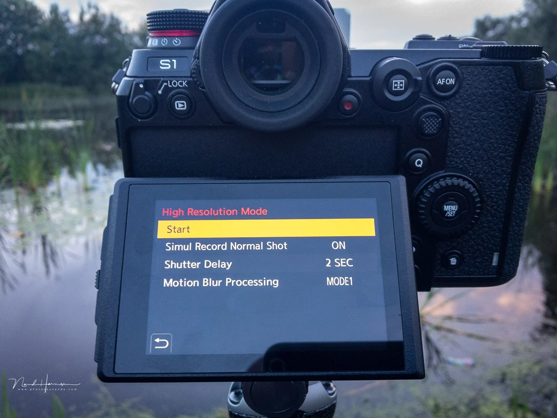 High resolution on the Panasonic Lumix DC-S1 offers alignment and motion blur compensation. It is limited to four times the native resolution, but it works much better and much more flexible compared to Canon.
