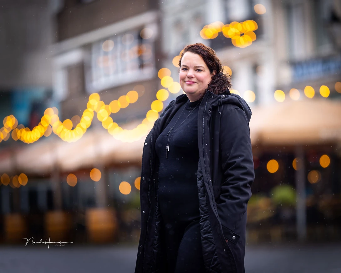 The bokeh of the background when there are lights in the frame (EOS R5, 135mm, ISO100, f/1.8, 1/1000s)