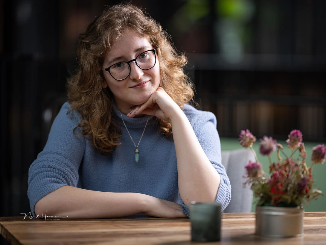 The lens focuses without problems in dark situations. It's shallow depth of field separates the subject from the background while the narrow field of view prevents too much clutter in the background.