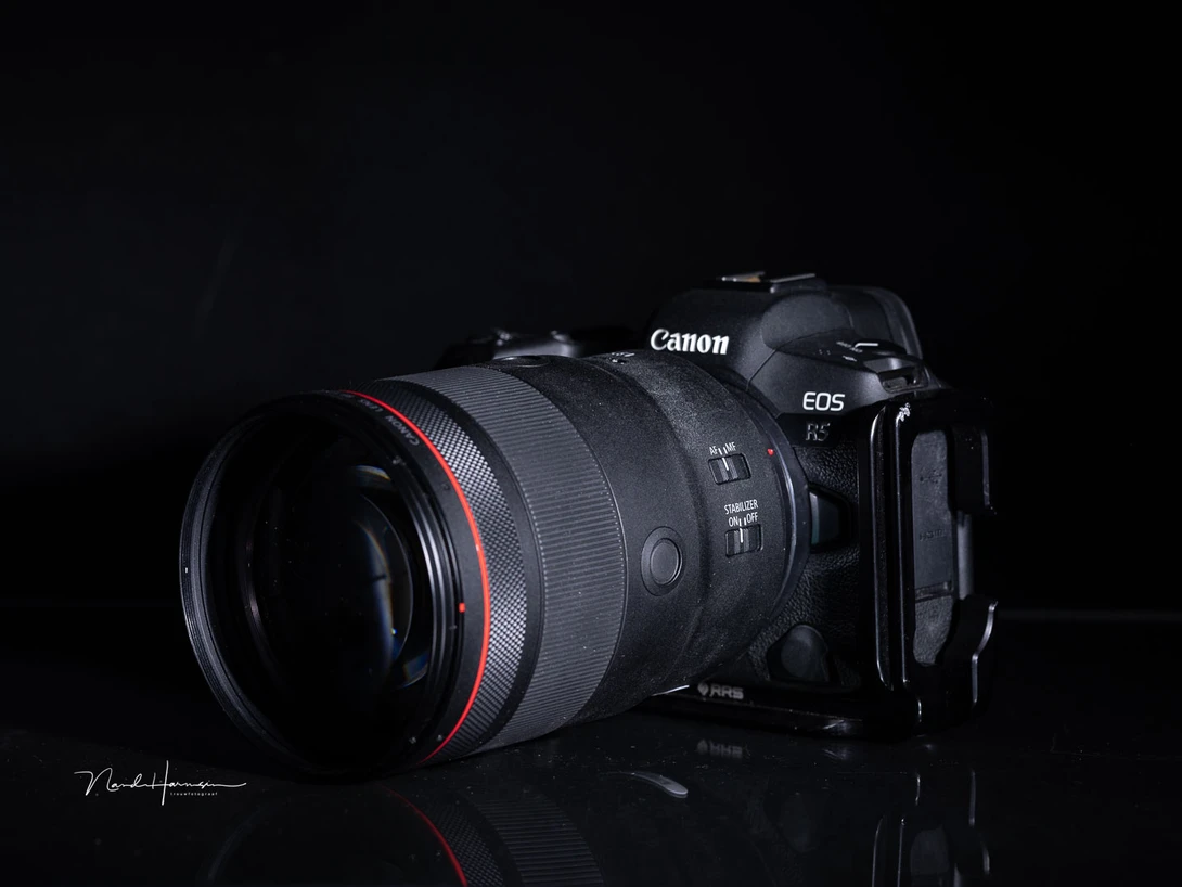 Although it weighs almost one kilogram, it feels not too heavy when fitted to my EOS R5