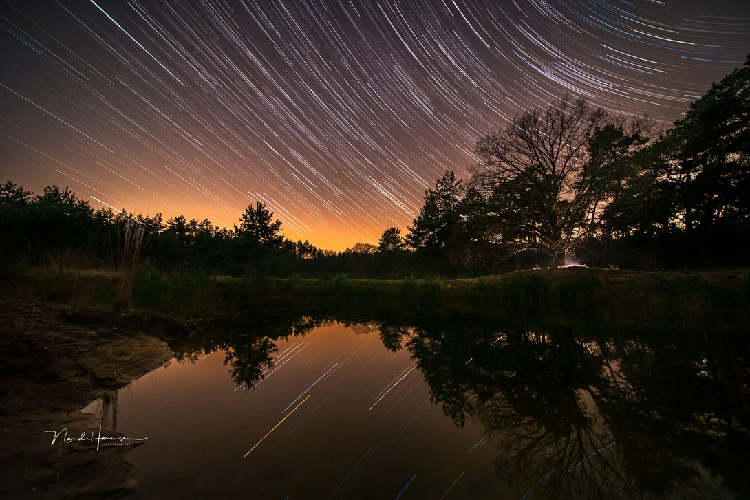 A dark location makes it easy to capture startrails. One single exposure setting is enough.