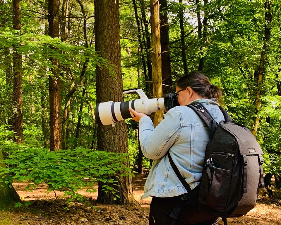 Using the lens handheld is no problem, even with the RF 2.0 extender as demonstrated by my girlfriend.