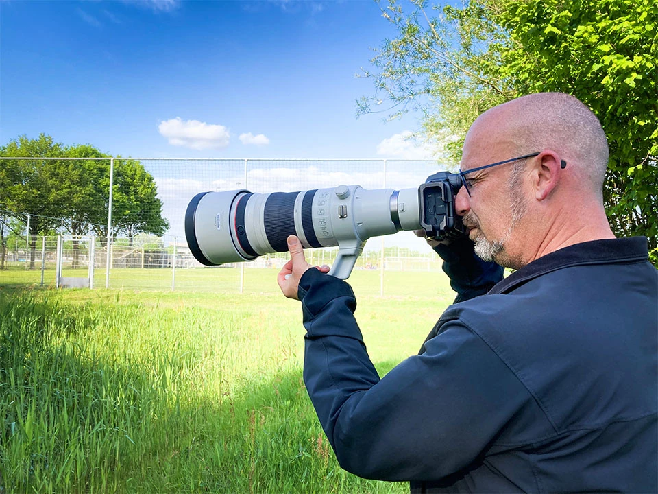 For the best balance while holding the lens handheld, avoid using the control ring and focus lock buttons.