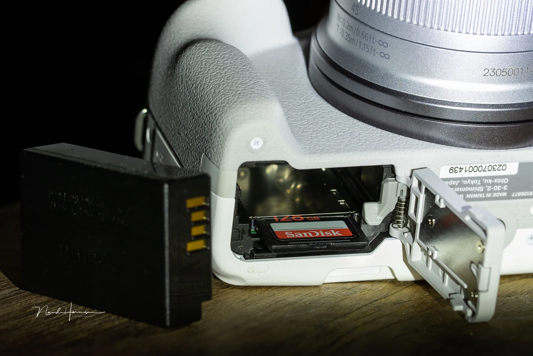 A tiny camera only holds a tiny battery. This will have its effect on the amount of battery capacity. The UHS-II SD card is located next to the battery.