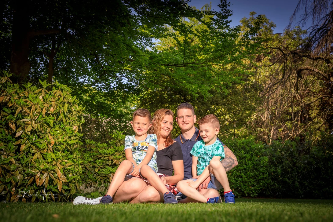 One happy family, captured with a 35mm lens. The angle of view showed enough surroundings, while keeping&nbsp;disruptive elements out of the frame. There is no visible distortion.