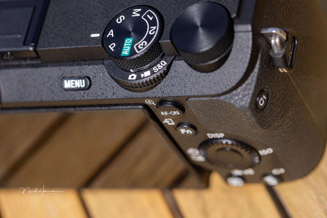 The AF-ON button stands out enough. It can be found without looking.
