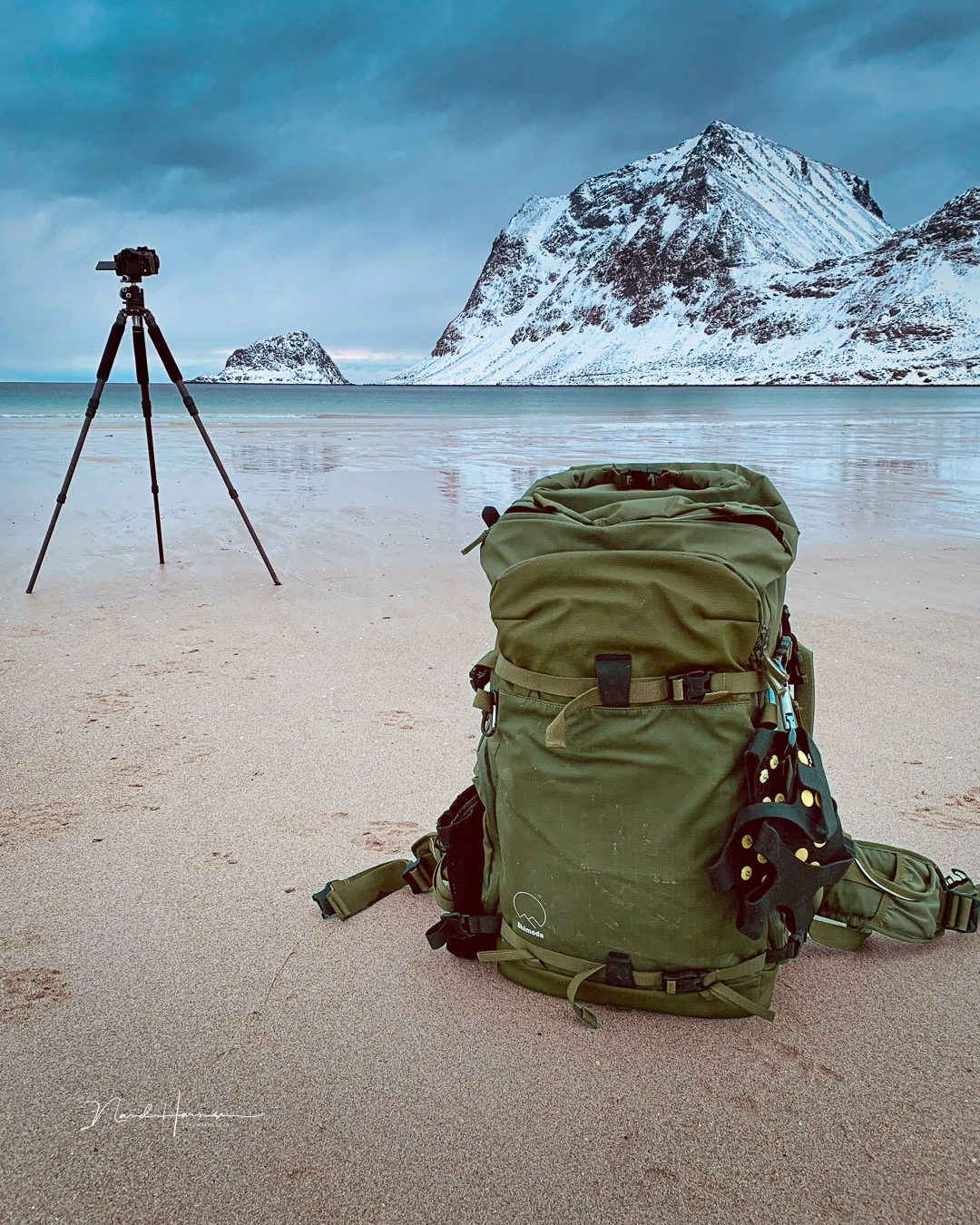 The Shimoda on the beach while photographing.