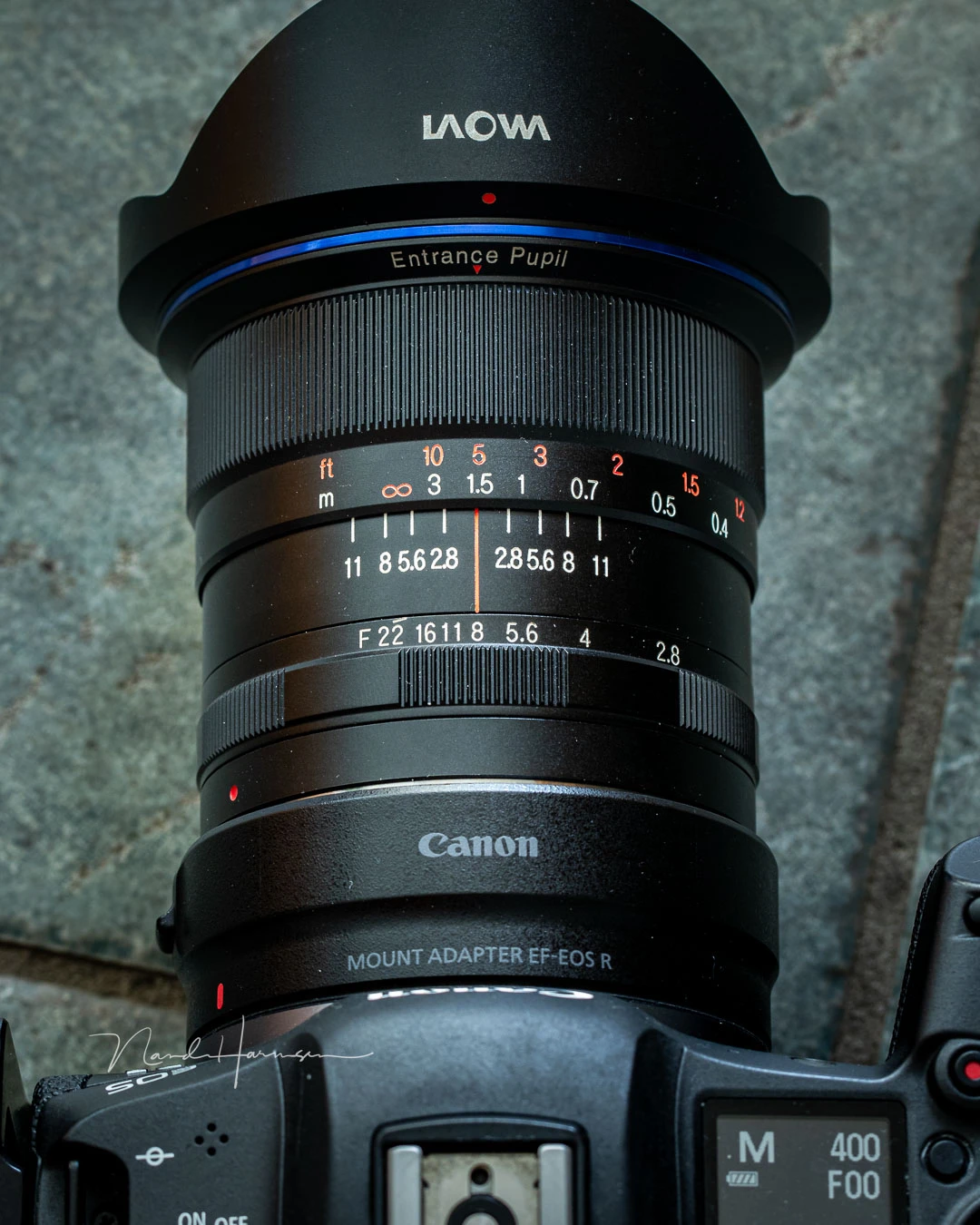 The Laowa 12mm Zero-D with the depth of field scale as an example. The red line indicates the focal distance and aperture that is set.