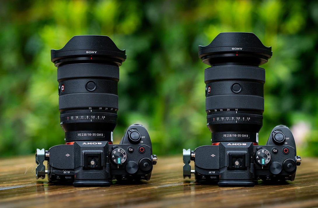 At 16mm the lens extends a bit.