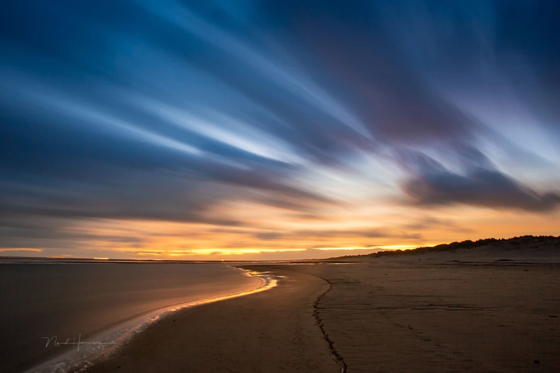 It's perhaps not a real work of art, but it demonstrates well how the long exposure and the lines formed by the clouds complement the lines on the beach. Always keep an eye on the movement an try to incorporate it in the composition. This exposure lasted 