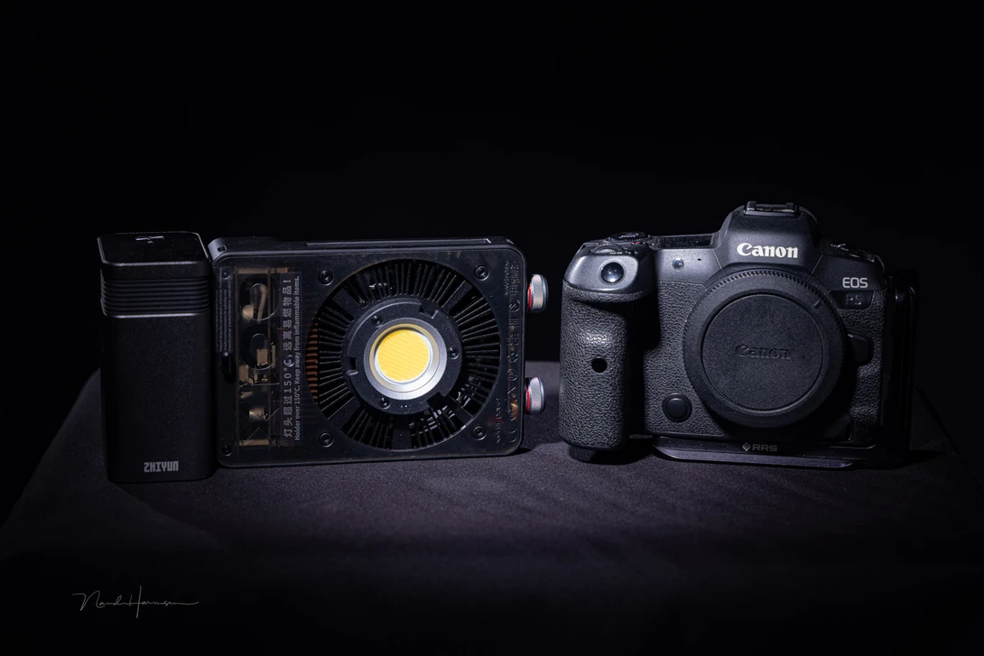 For comparison, the Zhiyun Molus X100 with battery grip next to the Canon EOS R5.