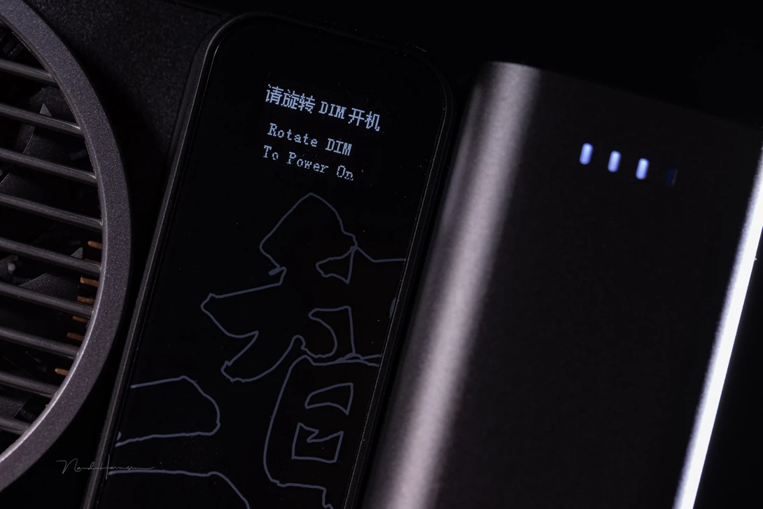 The small LCD screen provides the basic information about power setting and color temperature. That's enough, although a battery indicator in percentage would be nice.